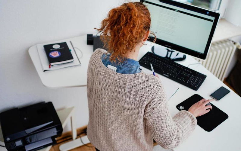 Und am Rechner gilt wie immer: Erst nachdenken, ob es wirklich notwendig ist, bevor man druckt. (Foto: Uwe Anspach/dpa)